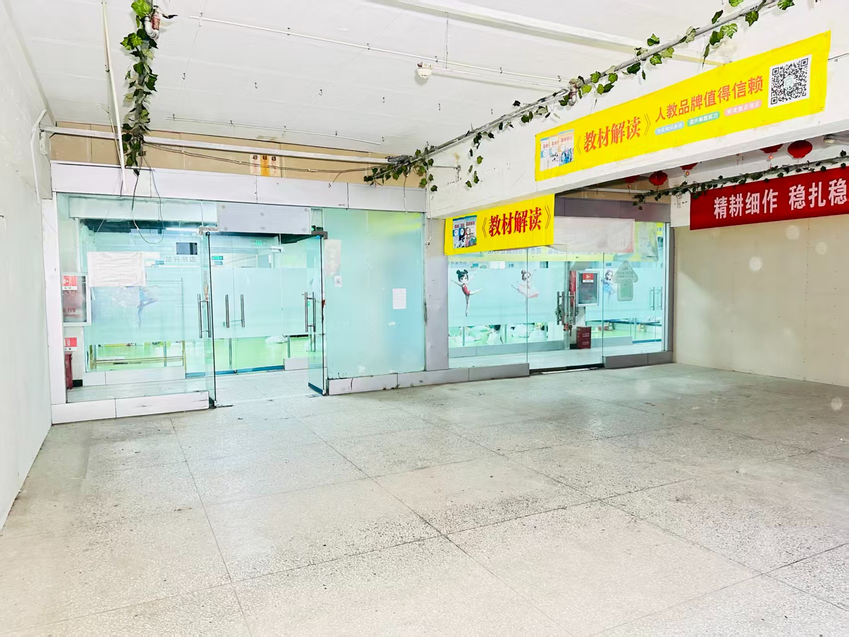 工业小区路提供写字楼、商铺、展示空间、直播间等多种面积选择，满足企业办公、研发、展示、运营等多元需求。